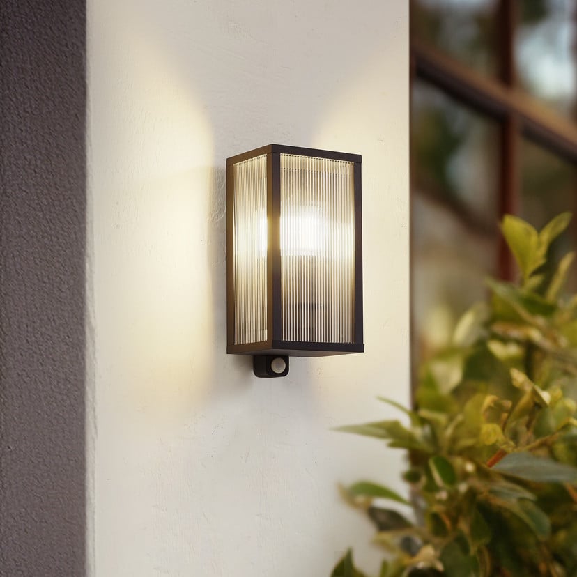 lampenwelt Lindby Außenwandlampe Peldar Sensor Riffelglas IP44 E27 Günstiger Verkauf